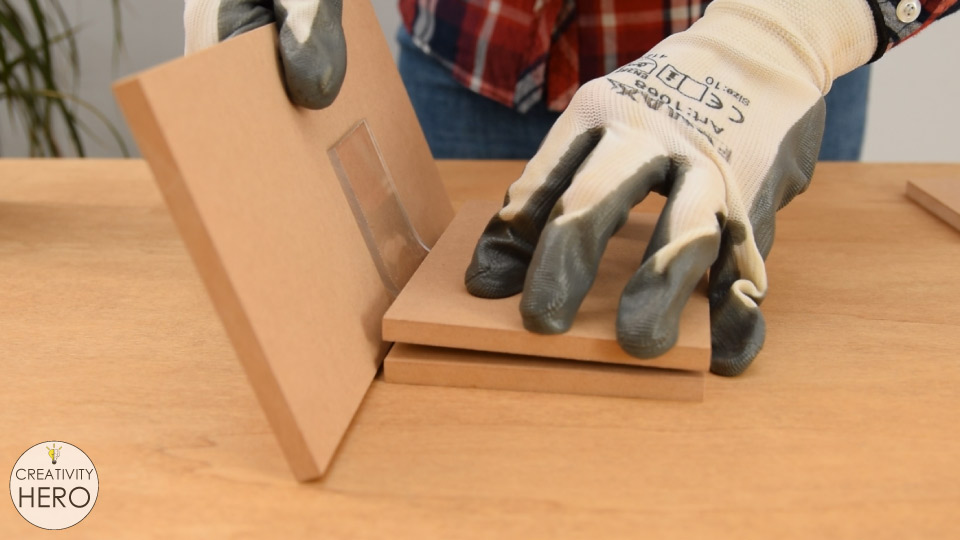 hoe acryl te buigen en verbazingwekkende vormen te maken 11-Het Acryl buigen met behulp van stukjes oud hout als een mal